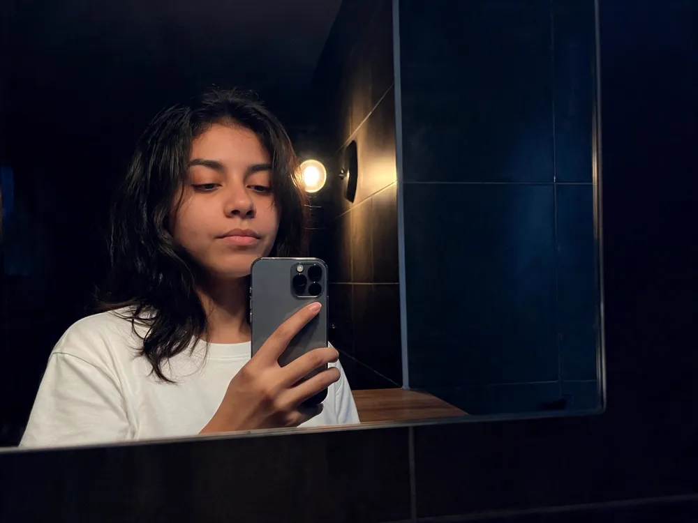 Mujer agotada de madrugada tras una noche sin dormir bien