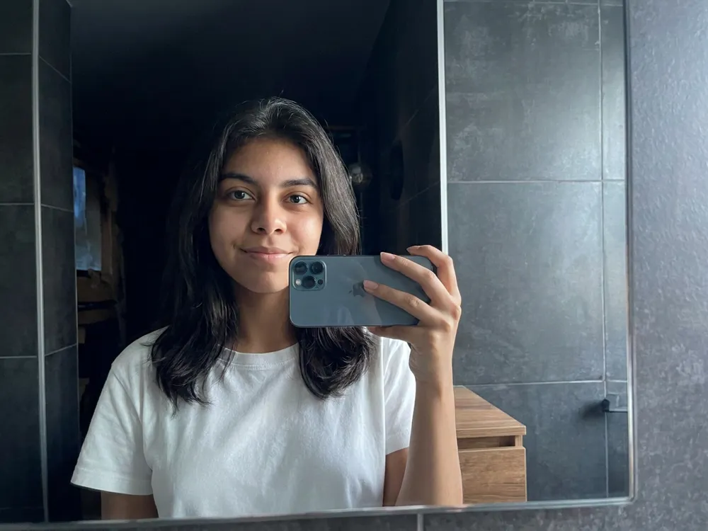 La misma mujer descansada por la mañana tras dormir bien